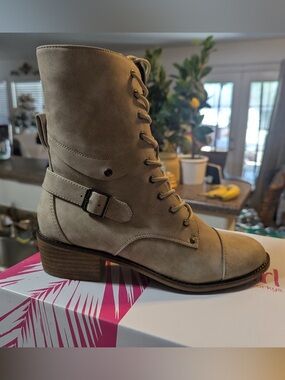 Women's Lace-Up Ankle Boot in Beige